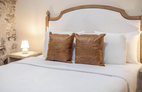 Gay Village Hotel | Breeze Queen – Village Comfort | YD7