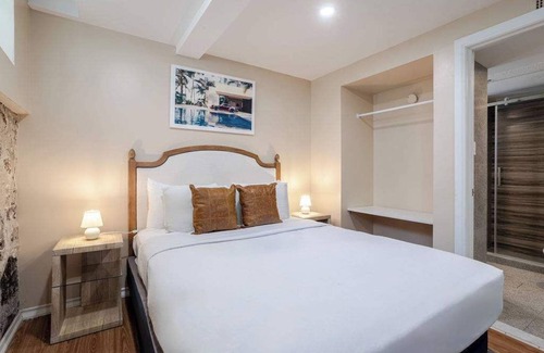 Gay Village Hotel | Breeze Queen – Village Comfort | YD7