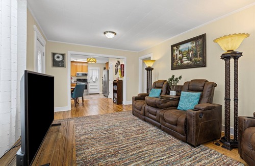 Shelbyville House | BreezeHome Cottage- Cozy Modern Stay in Shelbyville, Tn