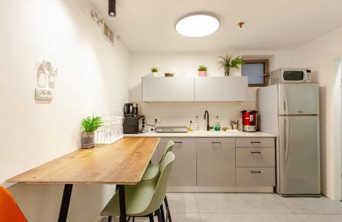 Kerem HaTeimanim Apartment | BreezHouse Jonah Beach 10 BR Underground Apartment