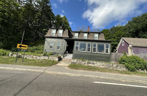 Alton House | Breezy Accommodations at Alton Bay. Walk to Town Beach and New Boat Ramp