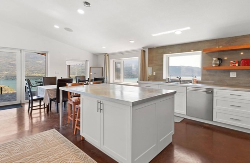 Vernon House | Breezy Beach House near Nature, Lake & Vineyards (Pet-Friendly!)