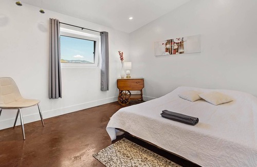 Vernon House | Breezy Beach House near Nature, Lake & Vineyards (Pet-Friendly!)