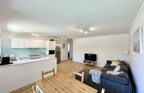 Scarborough Villa | Breezy beach villa - 5 minute walk to beach, cafes & restaurants!