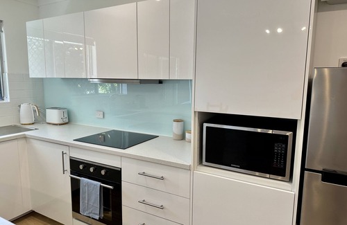 Scarborough Villa | Breezy beach villa - 5 minute walk to beach, cafes & restaurants!