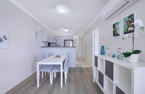 Southport Apartment | Breezy Beachside Enjoy Outdoor Fun and Relaxation