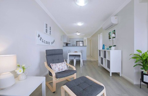 Southport Apartment | Breezy Beachside Enjoy Outdoor Fun and Relaxation