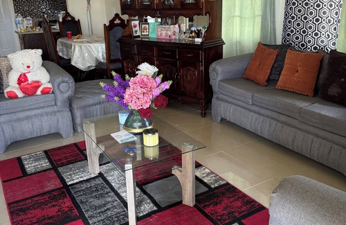 Spring Village House | Breezy Bungalow In Colbeck Manor