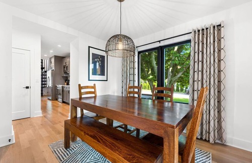 Three Oaks House | Breezy Chic: Fresh Spring Vibes at The Modern Oak walkable to town!