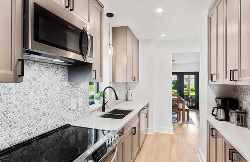 Three Oaks House | Breezy Chic: Fresh Spring Vibes at The Modern Oak walkable to town!