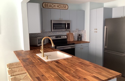 A-Zone House | Breezy Coastal Cottage BEACH BLOCK- 8 houses to beach