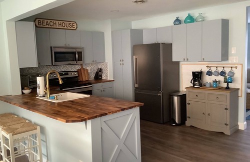 A-Zone House | Breezy Coastal Cottage BEACH BLOCK- 8 houses to beach