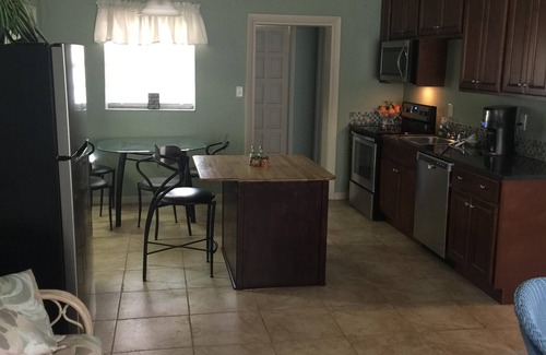 Tropic House | Breezy Cool Vacation Comfy House close to Beaches