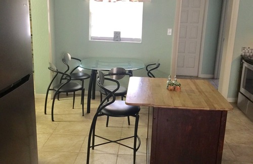 Tropic House | Breezy Cool Vacation Comfy House close to Beaches