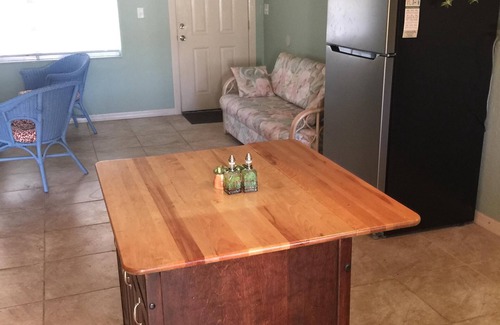 Tropic House | Breezy Cool Vacation Comfy House close to Beaches