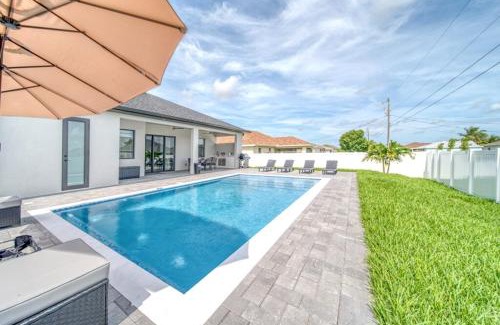 Mariner House | Breezy Coral Escape-Heated Pool