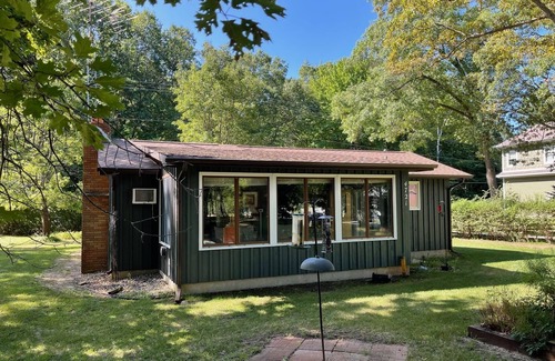 Caseville Cottage | Breezy Flamingo- Lake view