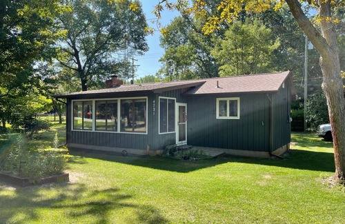 Caseville Cottage | Breezy Flamingo- Lake view
