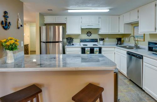Wright House | Breezy Fort Walton Townhome about 5 Mi to Beach!