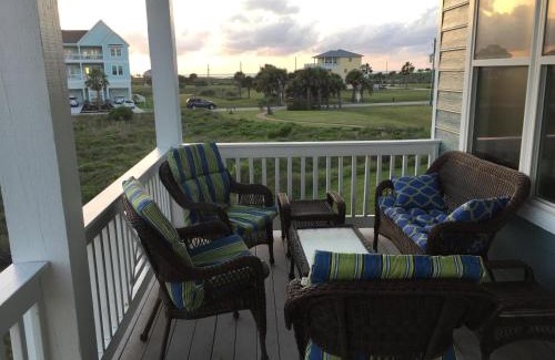 Red Fish Cove House | Breezy Galveston House with 2 Decks and Ocean Views!