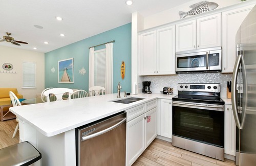 West Kissimmee Cottage | Breezy Green Cottage with Private Hot Tub near Disney with Margaritaville.