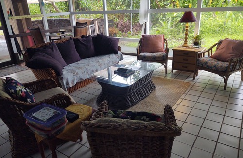 Nanawale Estates House | Breezy Lanai with a Bedroom & Bath