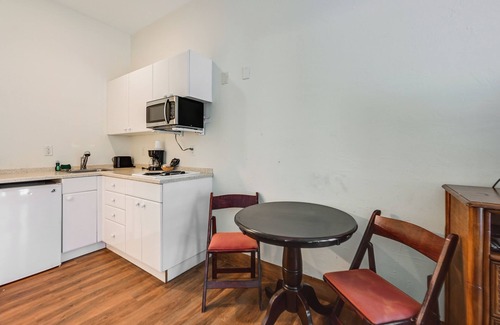 Naples Apartment | Breezy Naples Studio Condo w/Screened Porch!