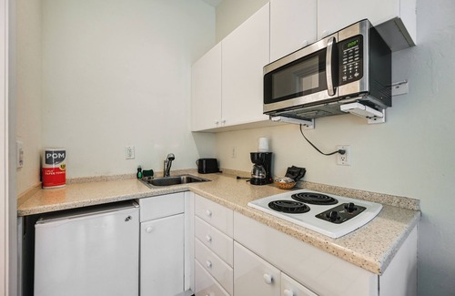 Naples Apartment | Breezy Naples Studio Condo w/Screened Porch!