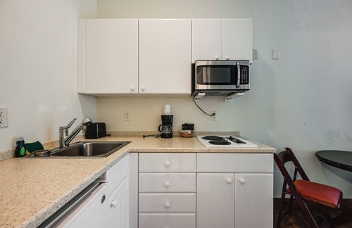 Naples Apartment | Breezy Naples Studio Condo w/Screened Porch!
