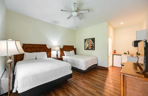 Naples Apartment | Breezy Naples Studio Condo with Screened Porch!