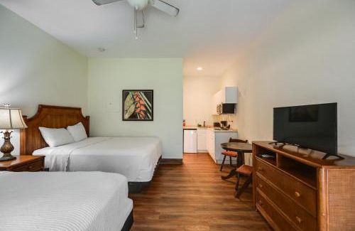 Naples Apartment | Breezy Naples Studio Condo with Screened Porch!