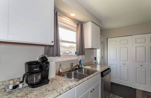 Mentor Headlands House | Breezy Paradise, 3 Bedroom with Shared Beach, King Bed