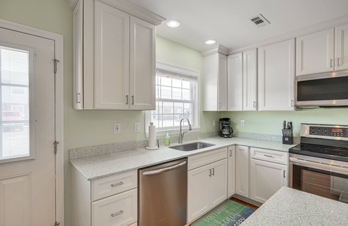 Pine Knoll Shores House | Breezy Pine Knoll Shores Escape: Walk to Beaches!