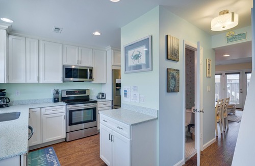 Pine Knoll Shores House | Breezy Pine Knoll Shores Escape: Walk to Beaches!