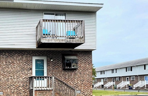 Deep Hole House | Breezy Retreat - Pet Friendly - Shared Dock - Linens and Towels Not Provided