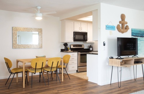 Del Mar Condo | Breezy Sailboat Villa: 1 block from beach!