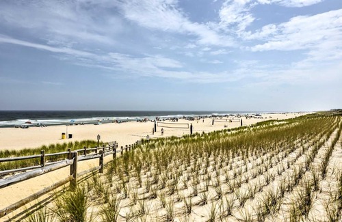 Ship Bottom House | Breezy Ship Bottom House with Yard and Beach Access!