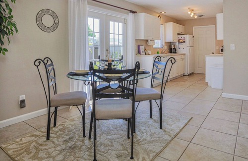 South Venice House | Breezy Villa - Minutes to Beaches - Fenced Yard - Pets Welcome - WiFi