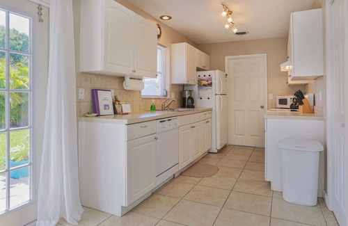 South Venice House | Breezy Villa - Minutes to Beaches - Fenced Yard - Pets Welcome - WiFi