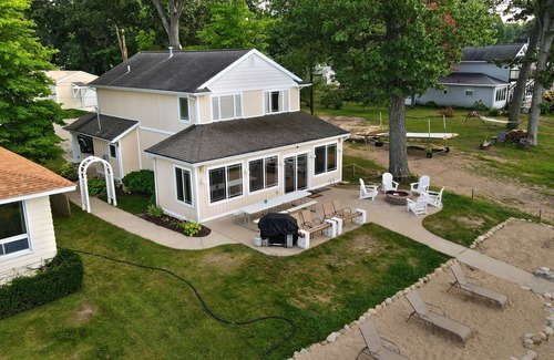 Delton Cottage | Brenda's Beach House - Sandy beach, gentle sloping lake bottom.