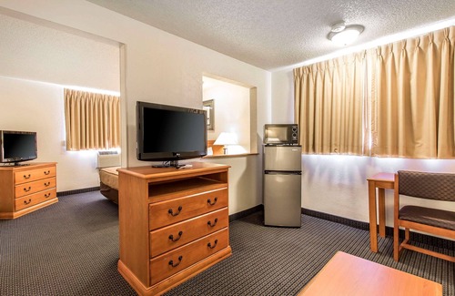 Clinton Hotel | Brentwood Inn Clinton