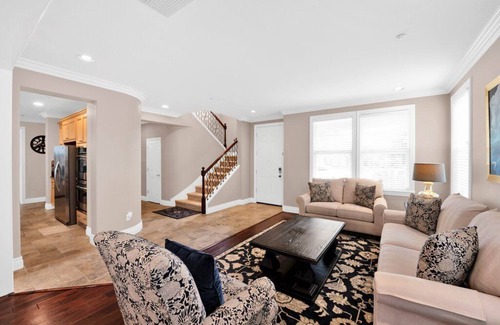 Brentwood House | Brentwood Posh 5-Bedroom w/steam shower near hwy