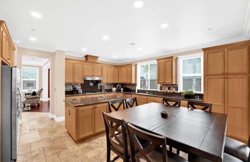 Brentwood House | Brentwood Posh 5-Bedroom w/steam shower near hwy