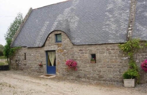 Riec-sur-Belon Cottage | Breton longère in Riec/Belon private garden near the sea,