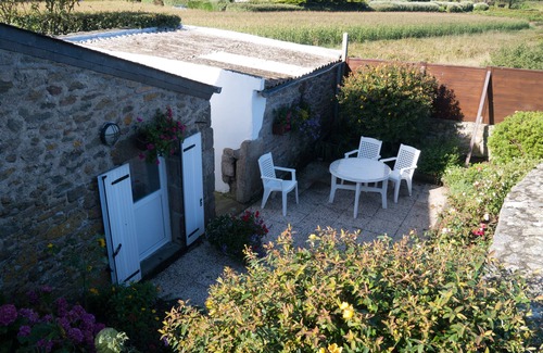 Landeda House | Breton stone house, in a quiet location and the beach