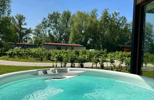 Colchester House | "Brett" Eco Lodge: Private Hot Tub