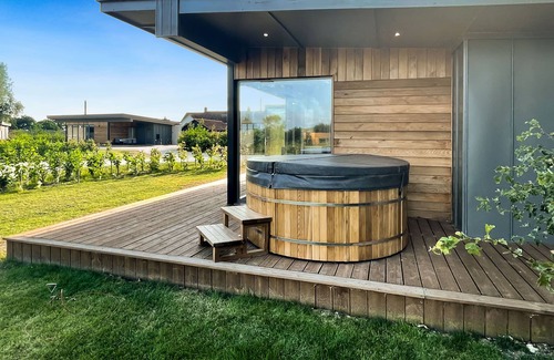 Colchester House | "Brett" Eco Lodge: Private Hot Tub