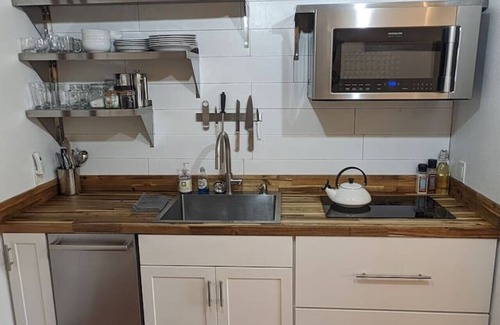 Oakridge Apartment | BrewPub Bungalow #1: Clean, Comfy, Convenient!