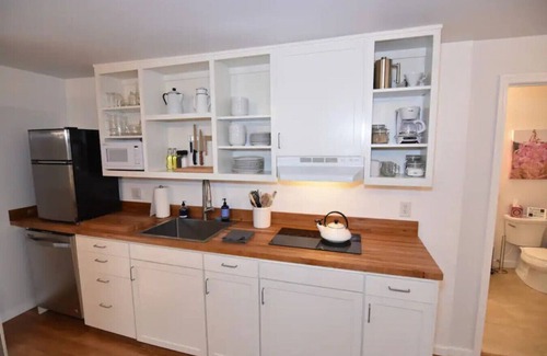 Oakridge Apartment | BrewPub Bungalow #2: Clean, Comfortable, Spacious