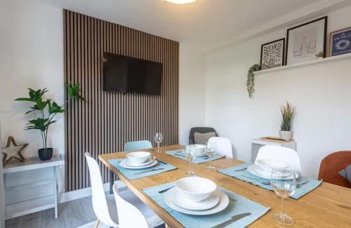 Caversham Apartment | Briants, Spacious Home-from-Home, Free Parking & Secure Garden